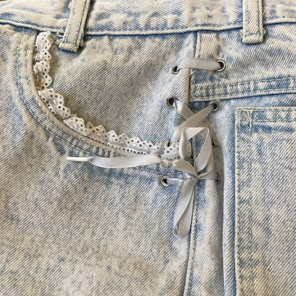 Filippo Vintage Light Wash Denim Bermuda Shorts Women’s 11/12 Ribbon Lace 8”